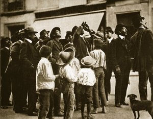 En gatemengde i Mexico City observerer Halleys komet, april 1910 av Agustin Victor Casasola