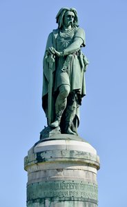 Kolossal statue av Vercingetorix (72-46 f.Kr.), gallisk leder - Skulptur av Millet Aime (1819-1891) 6,60 m høy erige i 1865 på den vestlige delen av Mont Auxois (base 7 m høy av Viollet Le Duc) Alise Sainte Reine 1865