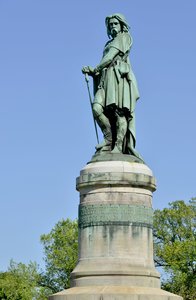 Kolossal statue av Vercingetorix (72-46 f.Kr.), gallisk leder - Skulptur av Millet Aime (1819-1891) 6,60 m høy erige i 1865 på den vestlige delen av Mont Auxois (base 7 m høy av Viollet Le Duc) Alise Sainte Reine 1865