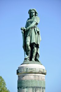 Kolossal statue av Vercingetorix (72-46 f.Kr.), gallisk leder - Skulptur av Millet Aime (1819-1891) 6,60 m høy erige i 1865 på den vestlige delen av Mont Auxois (base 7 m høy av Viollet Le Duc) Alise Sainte Reine 1865