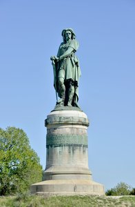 Kolossal statue av Vercingetorix (72-46 f.Kr.), gallisk leder - Skulptur av Millet Aime (1819-1891) 6,60 m høy erige i 1865 på den vestlige delen av Mont Auxois (base 7 m høy av Viollet Le Duc) Alise Sainte Reine 1865