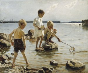 Gutter som leker på kysten
