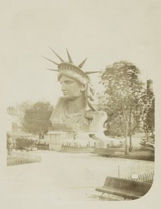Leder av Frihetsgudinnen utstilt i en park i Paris, 1883