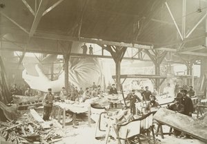 Menn i et verksted som hamrer kobberplater for byggingen av Frihetsgudinnen, 1883