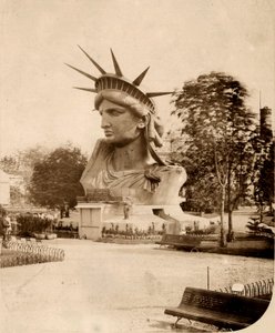 Hodet Frihetsgudinnen utstilt i Paris 1883