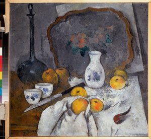 Stilleben med en karaffel og en pipe (Komposisjon med også epler på tøy, kniv og brett) - Stilleben med en karaffel og en pipe - Verk av Alexander Vasilyevich Shevchenko (Alexandre Chevtchenko) (1883-1948), olje på papp