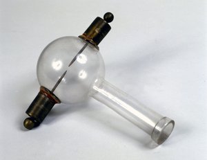 Den elektriske pistolen til Alessandro (Alexandre) Volta pleide å antenne metan. Museum for vitenskap og teknologi, Milano. av Alessandro Volta
