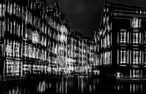 lys i nattbyen, 2019, (fotografi) av Alex Caminker