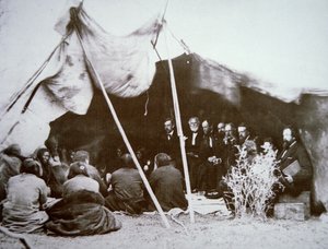 General William T. Sherman (1820-91) presiderer ved Fort Laramie-traktaten med Chief Red Cloud, april 1868 (s/hvitt foto) av Alexander Gardner
