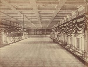[Indre utsikt over ballsalen for Lincolns andre innvielsesball], mars 1865. av Alexander Gardner