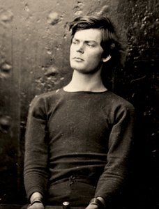 Lewis Powell i håndleddsjern ombord på USS Saugus, 1865 av Alexander Gardner
