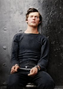 Lewis Powell i håndleddsjern ombord på USS Saugus, 1865