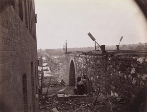 Ruinene av Richmond og Petersburg Railroad Bridge, Richmond, Virginia, ca. 1865. av Alexander Gardner