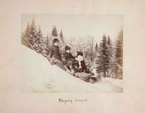 Tre akekjørere på en snødekt bakke av Alexander Henderson