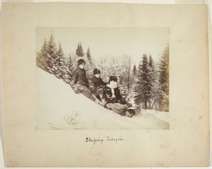 Kjelkekjøring, ca. 1873 (albumintrykk (kompositt)) av Alexander Henderson
