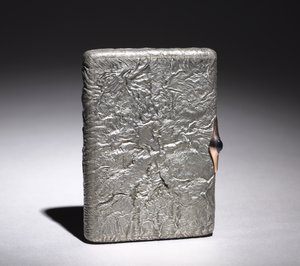 Sigarettboks, etter 1896 (sølv, cabochon safir montert i gull) av Alexander Karpov