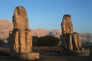 Egypt, gamle Theben, statuer av Amenhotep III Colossi av Memnon av Nicolas Toussaint Charlet