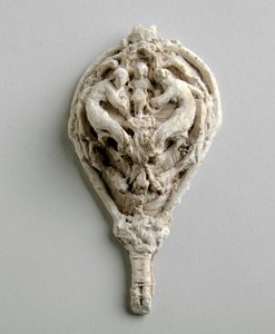 Maquette for et anheng med to figurer hengende over en barnefigur (gips) av Alfred Gilbert