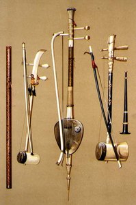 En khlui, tre so sam sai med buer og en pi, thailandske instrumenter fra 
