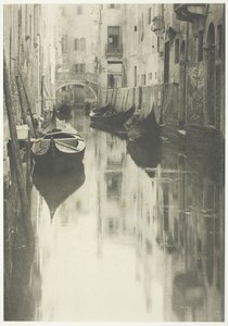 En venetiansk kanal, 1894, trykt 1897. av Alfred Stieglitz
