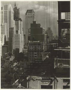 Fra mitt vindu på et amerikansk sted, nord, 1931. av Alfred Stieglitz