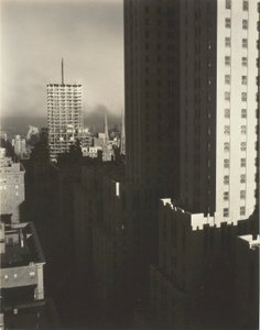 Fra My Window at the Shelton, West, 1931. av Alfred Stieglitz