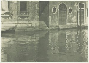 Refleksjoner - Venezia, 1894, trykt 1897. av Alfred Stieglitz
