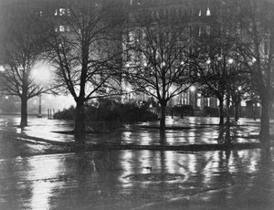 Refleksjoner, natt, New York, ca. 1898 (fotogravyr) av Alfred Stieglitz