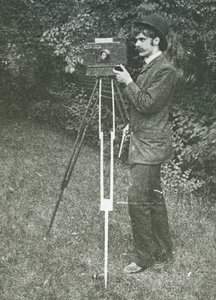 Selvportrett med kamera, stativ og pistol, 1886. av Alfred Stieglitz