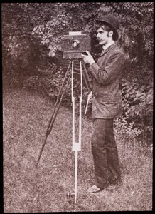 Selvportrett med kamera, stativ og pistol av Alfred Stieglitz