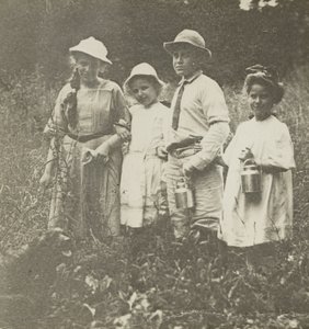 Uten tittel (Flora, Elizabeth, Howard & Kitty i Lake George-feltet) av Alfred Stieglitz