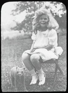 Uten tittel Georgia E. med teddybjørn, ca. 1916. av Alfred Stieglitz