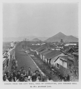 Ichang fra bymuren, Hall of Literature og Pyramid Hill (s/hv-bilde)