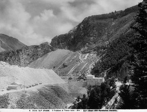Monte Freddone på Iacco-strekningen i Apuane-alpene i Arni (LU) med marmorbruddene (s/hv-bilde) av Fratelli Alinari