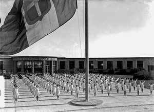 Villa Rosa Maltoni Mussolini: kvinnelige studenter som trener (s/hv-bilde) av Fratelli Alinari