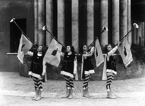 Villa Rosa Maltoni Mussolini: gruppe unge jenter utkledd som sidegutter (s/hv-bilde) av Fratelli Alinari