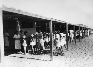 Villa Rosa Maltoni Mussolini: måltidsutdeling på stranden (s/hv-bilde) av Fratelli Alinari