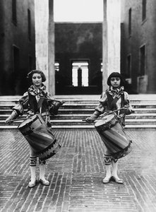 Villa Rosa Maltoni Mussolini: to unge jenter utkledd som sidegutter (s/hv-bilde) av Fratelli Alinari