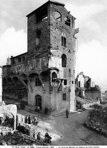 Andre verdenskrig: Skader forårsaket av bombingen ved Mannelli-tårnet ved enden av Ponte Vecchio, i Firenze. Dette fotografiet var tidligere en del av Brogi-samlingen, men tilhører nå Alinari-samlingen (s/hvitt-bilde)