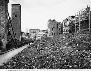 Andre verdenskrig: Utsikt over ruinene på Via Por Santa Maria mellom Santo Stefano al Ponte og tårnene i Baldovinetti og Amidei i Firenze, etter bombingen. Dette fotografiet var tidligere en del av Brogi-samlingen, men tilhører nå Alinari C