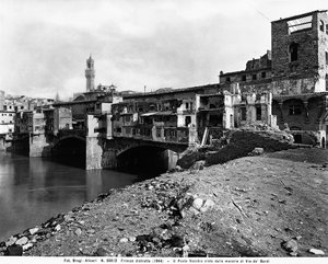 Andre verdenskrig: Ponte Vecchio, sett fra ruinene til Borgo S. Jacopo, i Firenze etter bombingen. Dette fotografiet var tidligere en del av Brogi-samlingen, men tilhører nå Alinari-samlingen (s/hvitt-bilde)