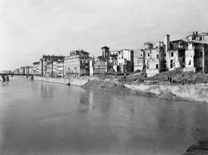Andre verdenskrig: ruinene langs elven Arno i Firenze, etter bombingen. Dette fotografiet, tidligere en del av Brogi-samlingen, tilhører nå Alinari-samlingen (s/hvitt-bilde)