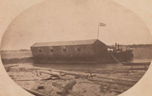 Bateria plutitoare a lui Hamilton, ancorată la capătul insulei Sullivan cu o noapte înainte de..., aprilie 1861. norvegian av Alma A. Pelot.