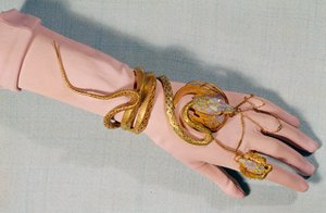 Armbånd og ring til komiker Henriette Rosine Bernard kalt Sarah Bernhardt (1844-1923). Regissert av Fouquet Michot. 1800-tallet. Privat samling av Alphonse Mucha