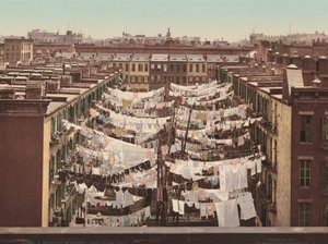 A Monday Washing, New York City av American 20th Century, Detroit Photographic Company