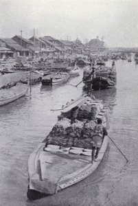 En kanal nær sentrum av Tokio (s/hv-bilde) av American Photographer (after)