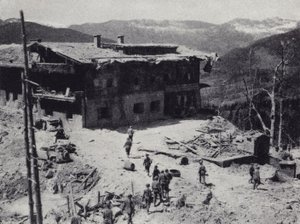 Amerikanske og franske tropper inspiserer ruinene av nazilederen Adolf Hitlers retrett ved Berchtesgaden i de bayerske alpene, andre verdenskrig, mai 1945 (s/hv-bilde)
