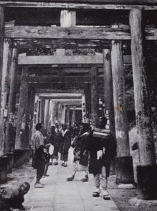 En tilnærming til Shinto-tempelet i Inari (s/hvitt-bilde) av American Photographer (after)