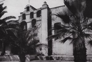 California: Bells of Mission San Gabriel, grunnlagt 1771, i skråningene av valmuekledde foten nær Pasadena (s/h-bilde) av American Photographer (after)
