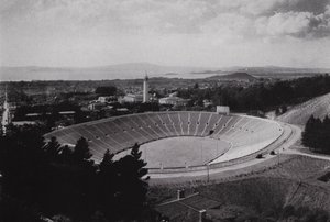 California: Berkeley, University of California Memorial Stadium, med plass til 75 000 (s/hv-bilde) av American Photographer (after)
